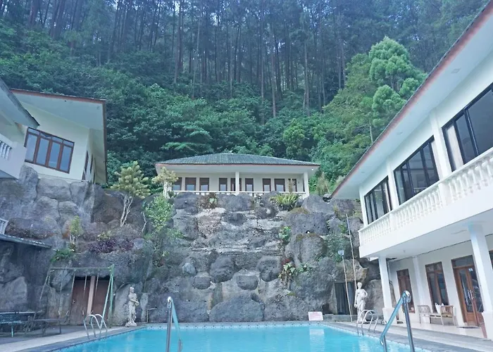 Oyo 92966 Villa Bukit Awan Puncak