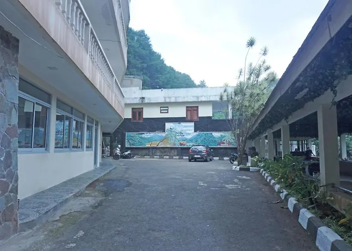 Oyo 92966 Villa Bukit Awan Puncak